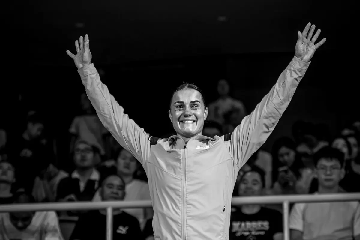 Vechtster van Fightteam Vlaardingen in het oranje van TeamNL, met de armen omhoog